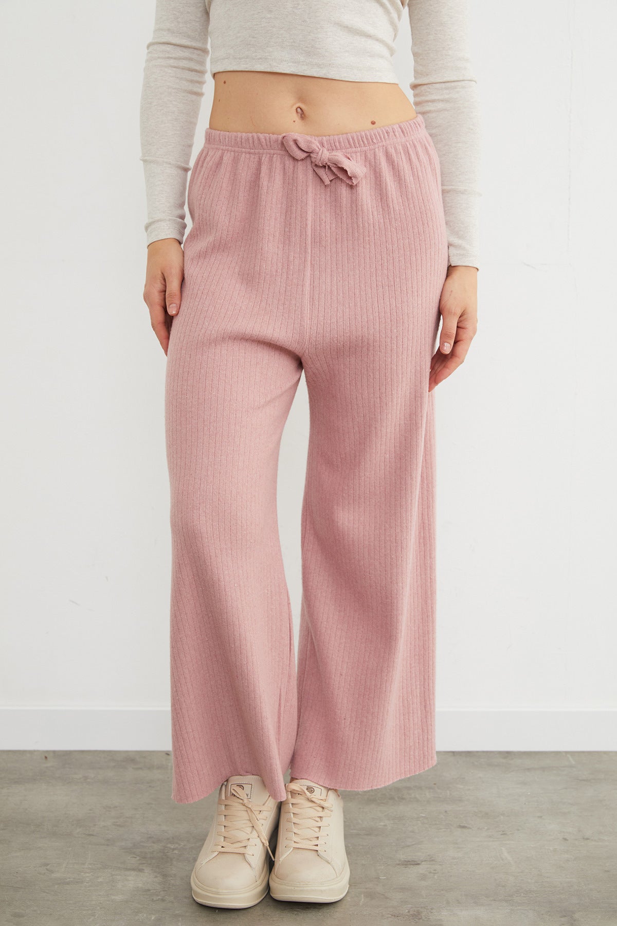 Corded elastic-waist trousers in rose, side view – Fullamoda Jordan
