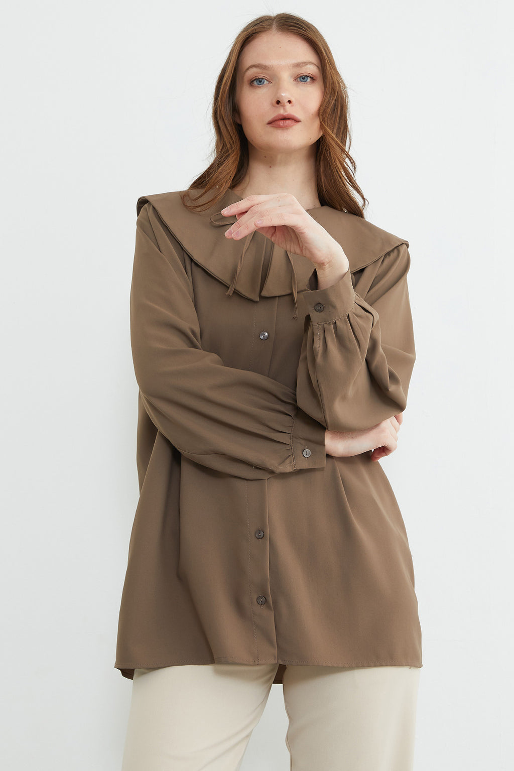 Baby collar balloon sleeve tunic in taupe, detail – Fullamoda Jordan