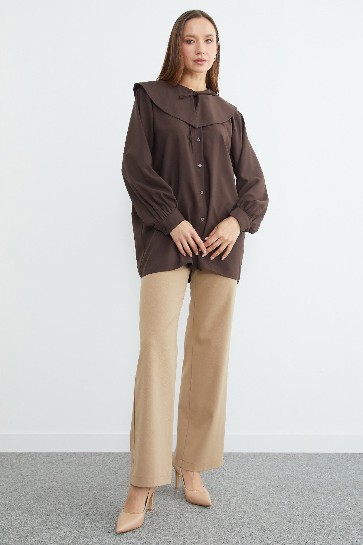 Baby collar balloon sleeve tunic in brown, side view – Fullamoda Jordan