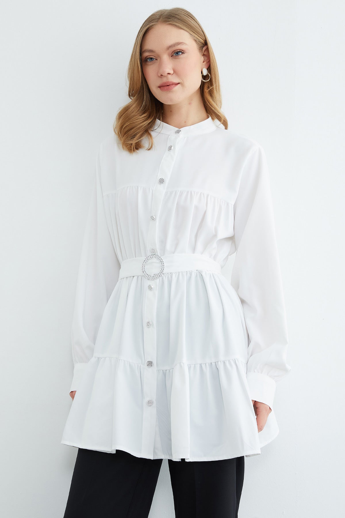 Belted stone-detail tunic in white, back view – Fullamoda Jordan