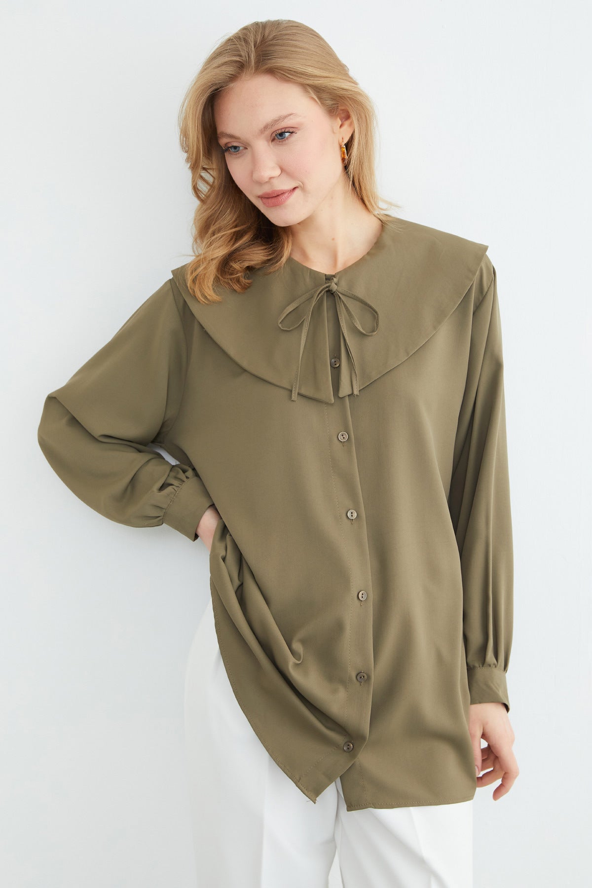 Fullamodest baby collar balloon sleeve tunic in khaki | تونيك بياقة بيبي وأكمام بالون – Fullamoda Jordan