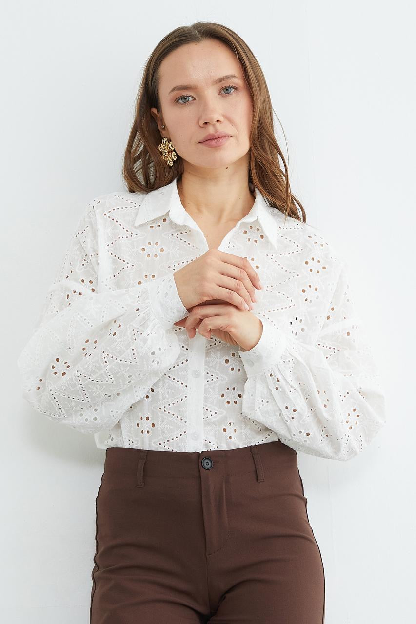 White eyelet button-up top, detail – Fullamoda Jordan