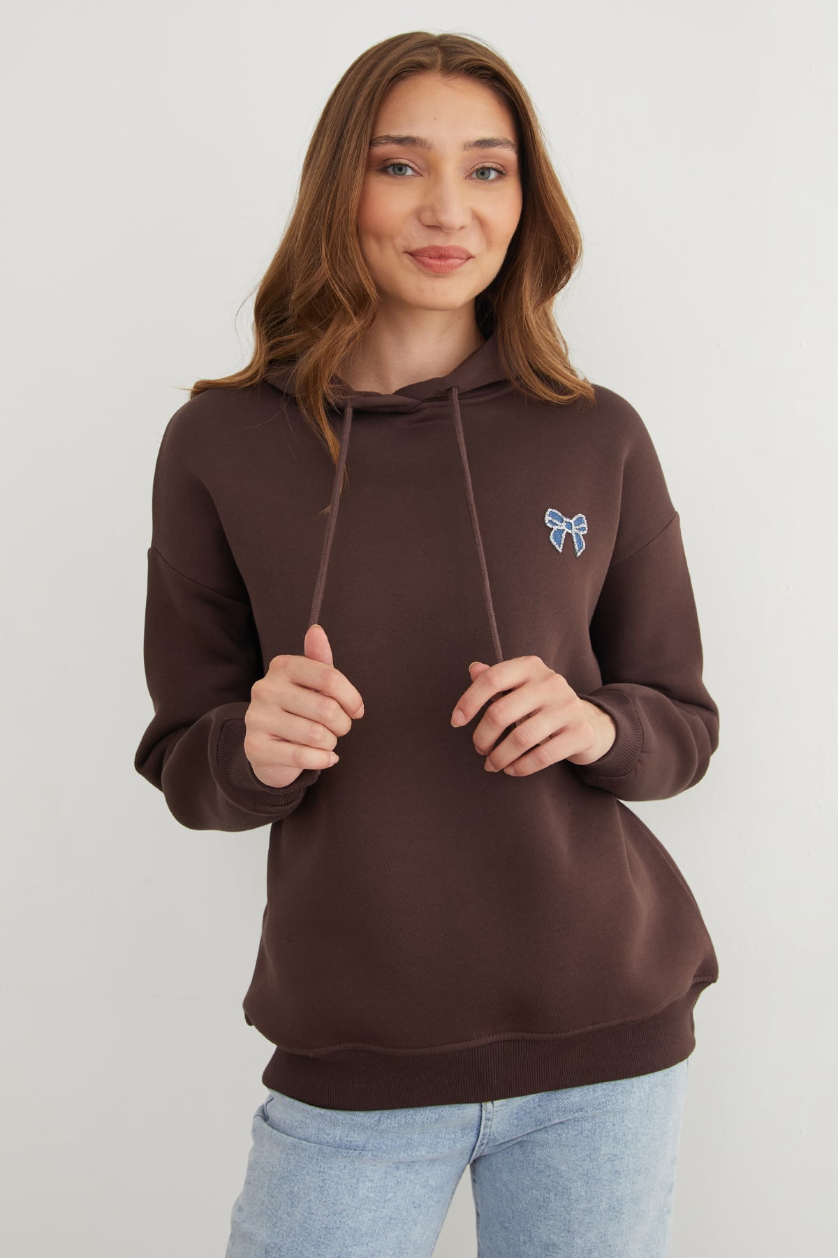 Brown | Bow embroidered fleece hoodie | هودي مبطّن بتطريز فيونكة بني – Fullamoda Jordan