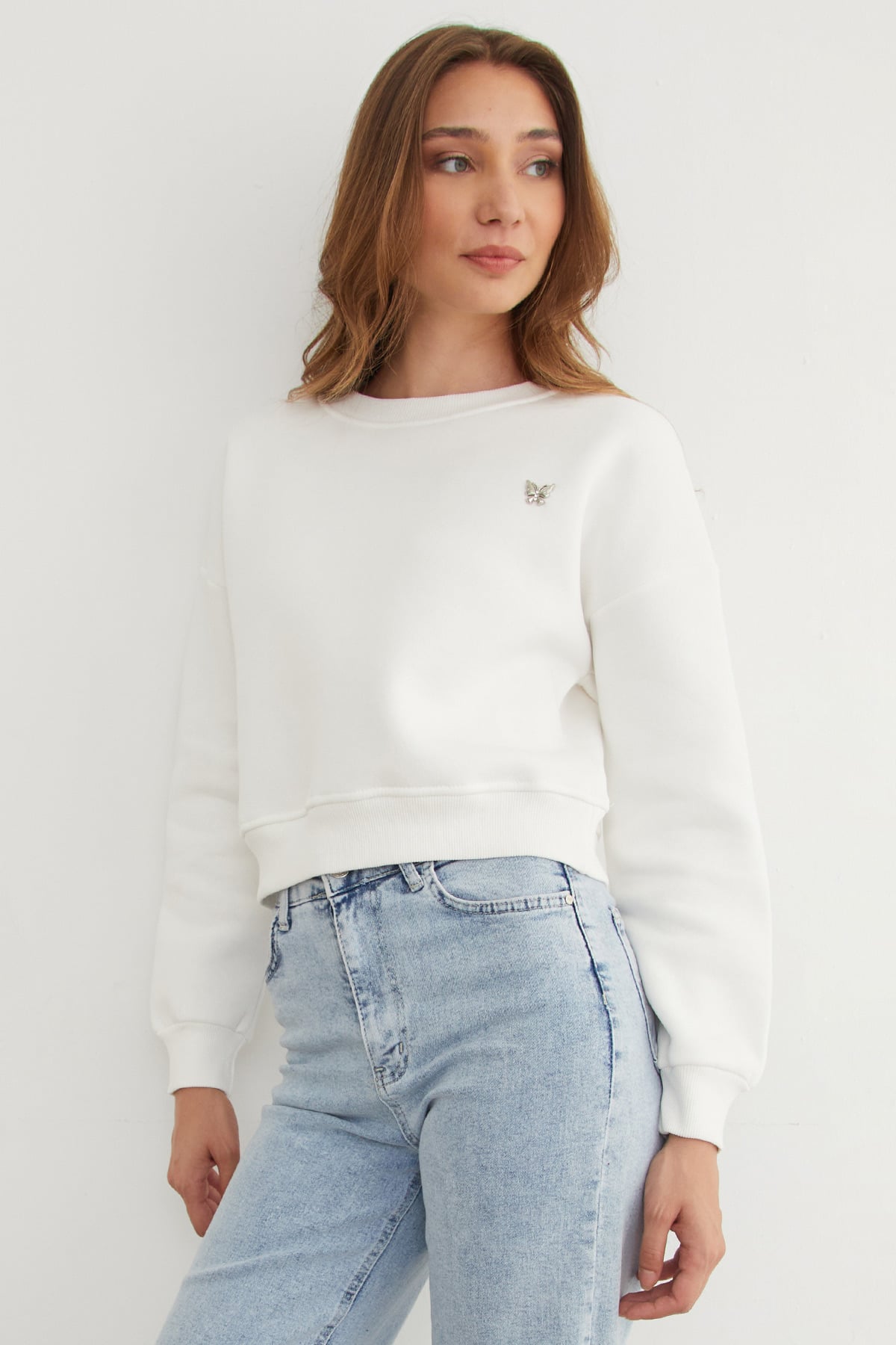 Ecru | Butterfly brooch crop sweatshirt | سويت شيرت كروب ببروش فراشة أوف وايت – Fullamoda Jordan