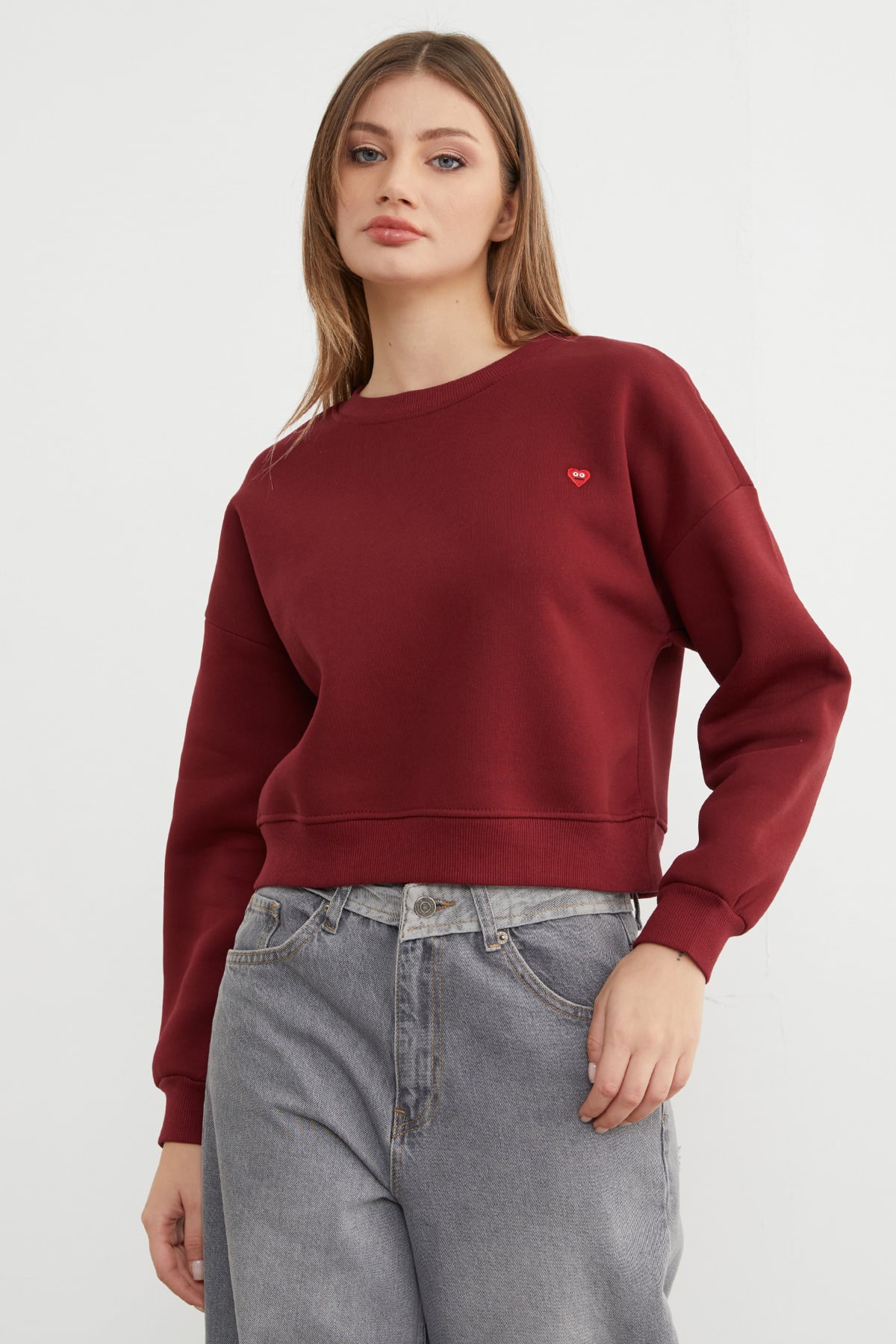 Burgundy | Heart embroidered crop sweatshirt | سويت شيرت كروب بتطريز قلب خمري – Fullamoda Jordan