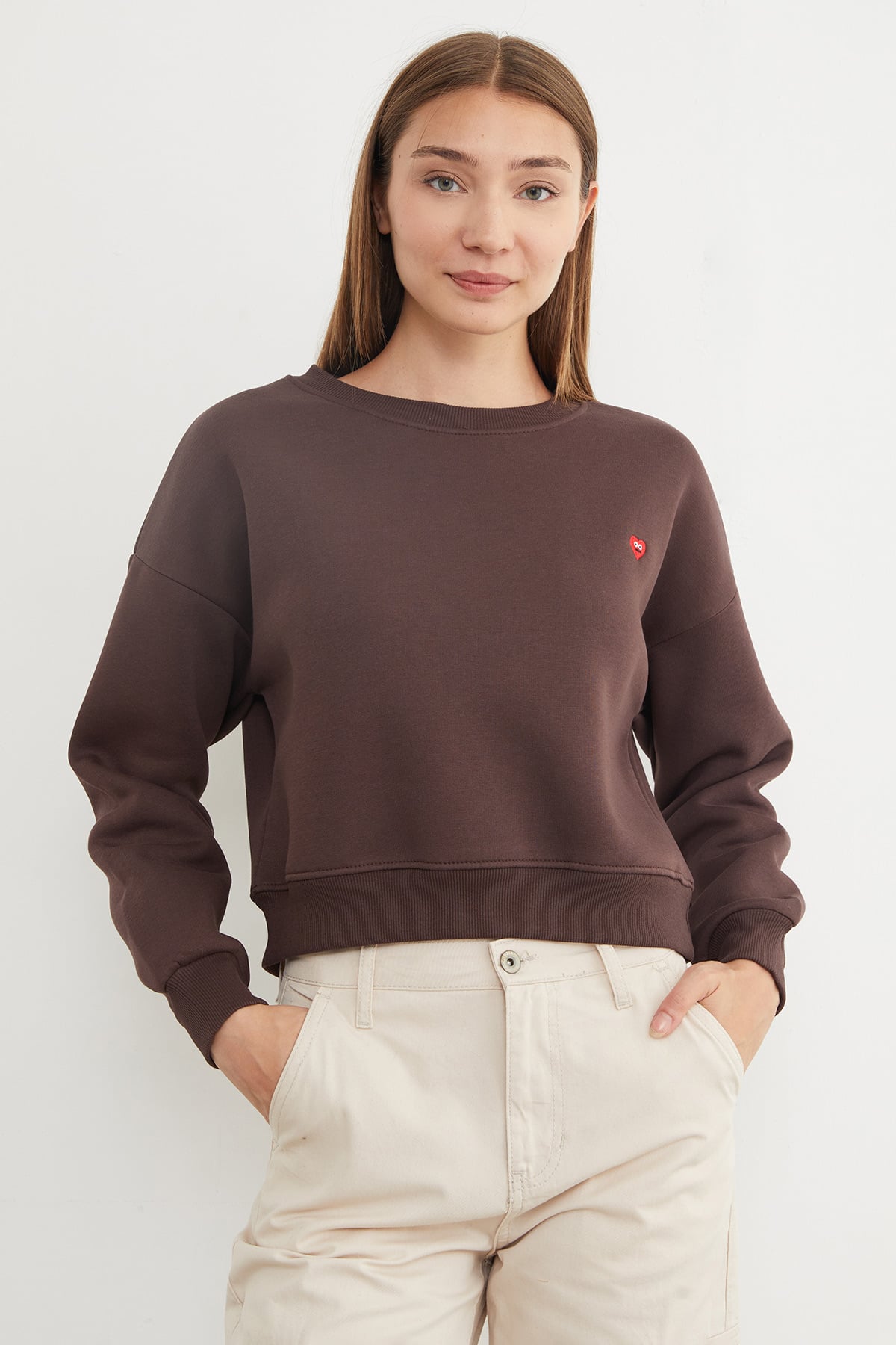 Dark Brown | Heart embroidered crop sweatshirt | سويت شيرت كروب بتطريز قلب بني – Fullamoda Jordan