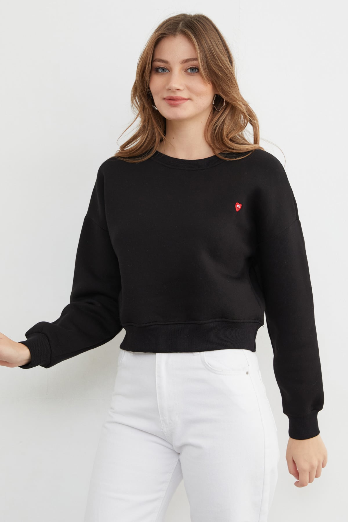 Black | Heart embroidered crop sweatshirt | سويت شيرت كروب بتطريز قلب أسود – Fullamoda Jordan