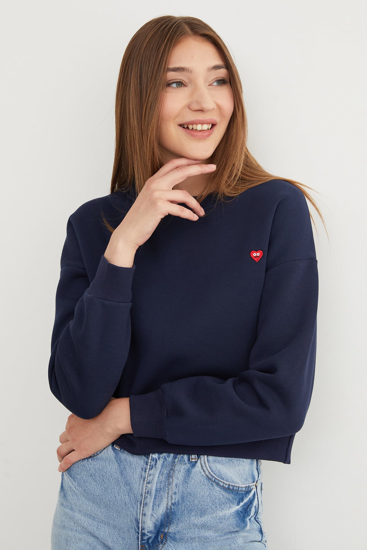 Navy | Heart embroidered crop sweatshirt | سويت شيرت كروب بتطريز قلب كحلي – Fullamoda Jordan