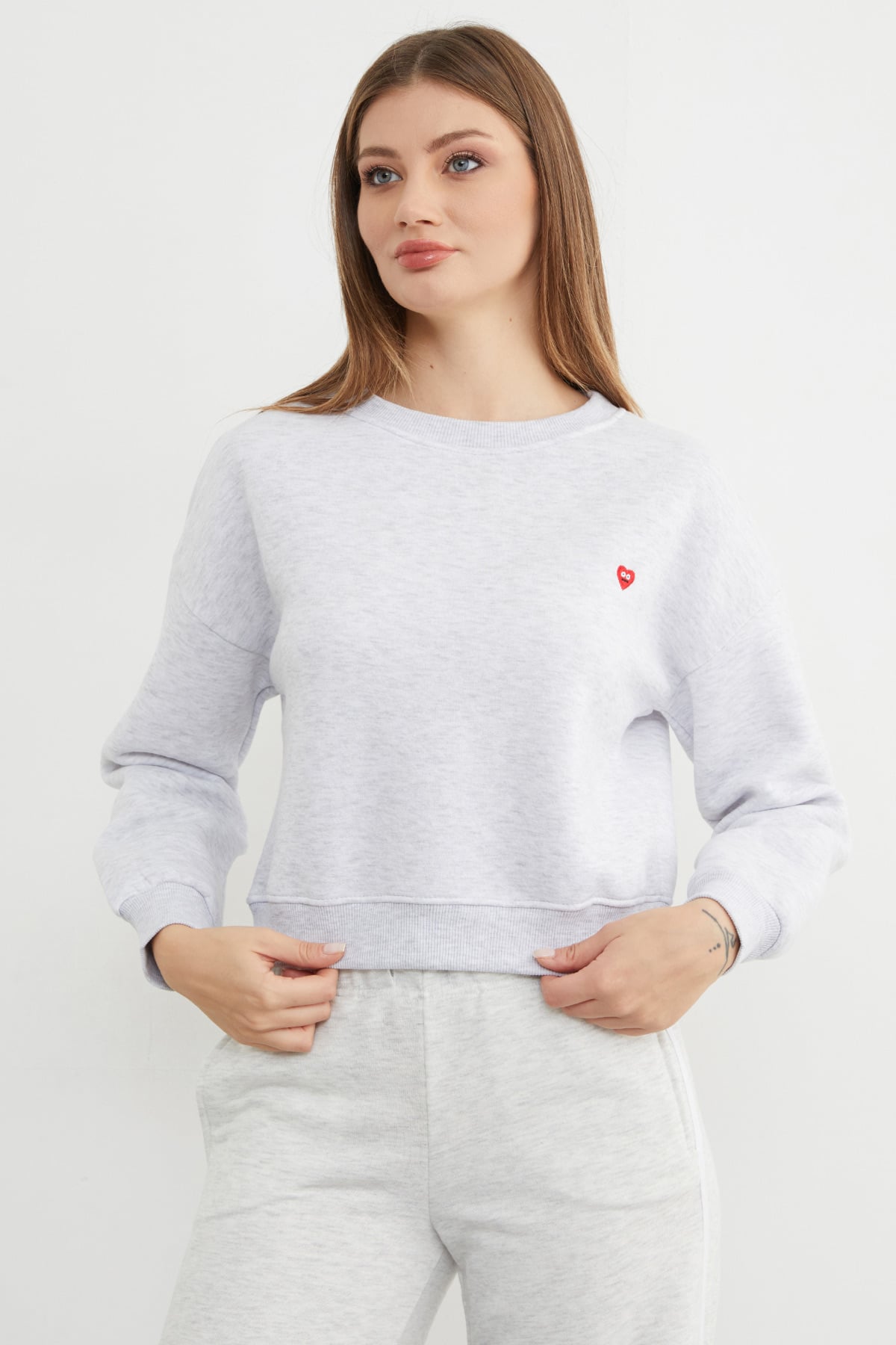 Grey Melange | Heart embroidered crop sweatshirt | سويت شيرت كروب بتطريز قلب رمادي – Fullamoda Jordan