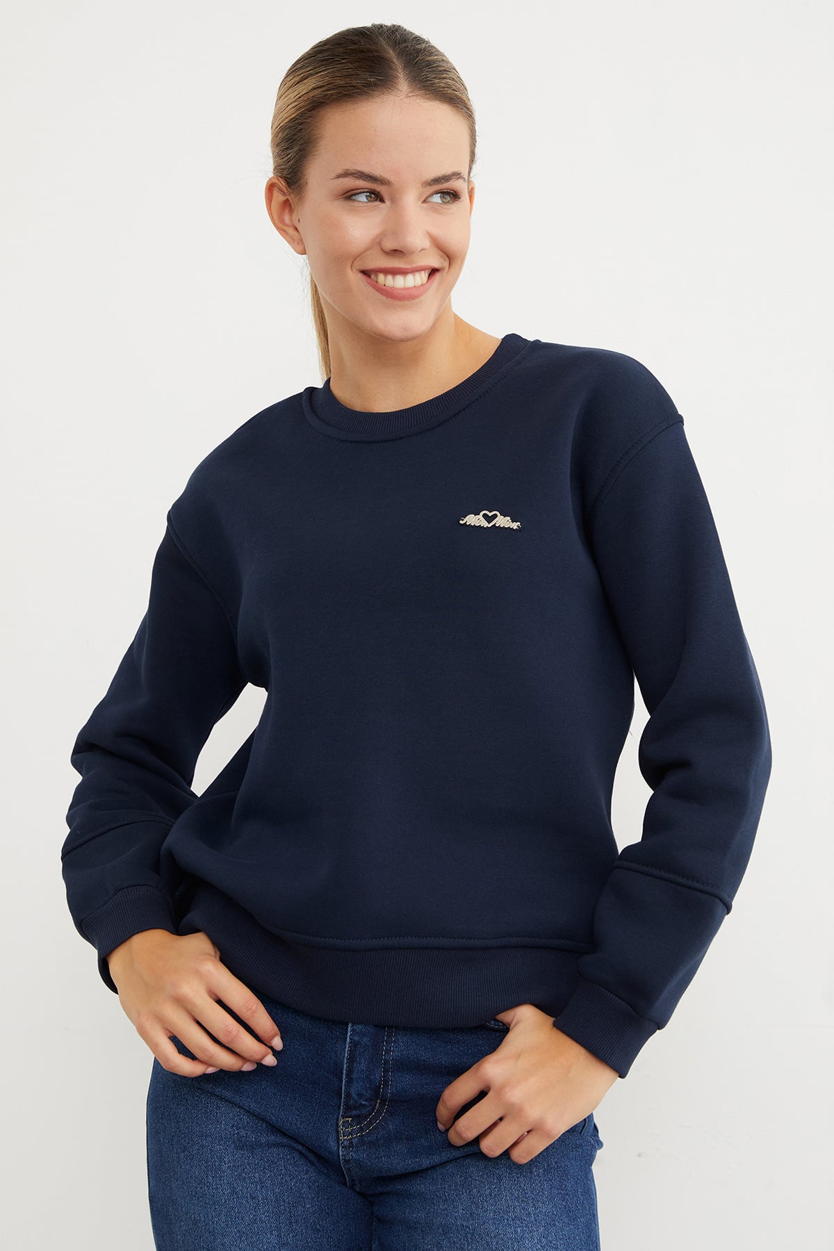Navy | Heart script brooch sweatshirt | سويت شيرت ببروش قلب كحلي – Fullamoda Jordan