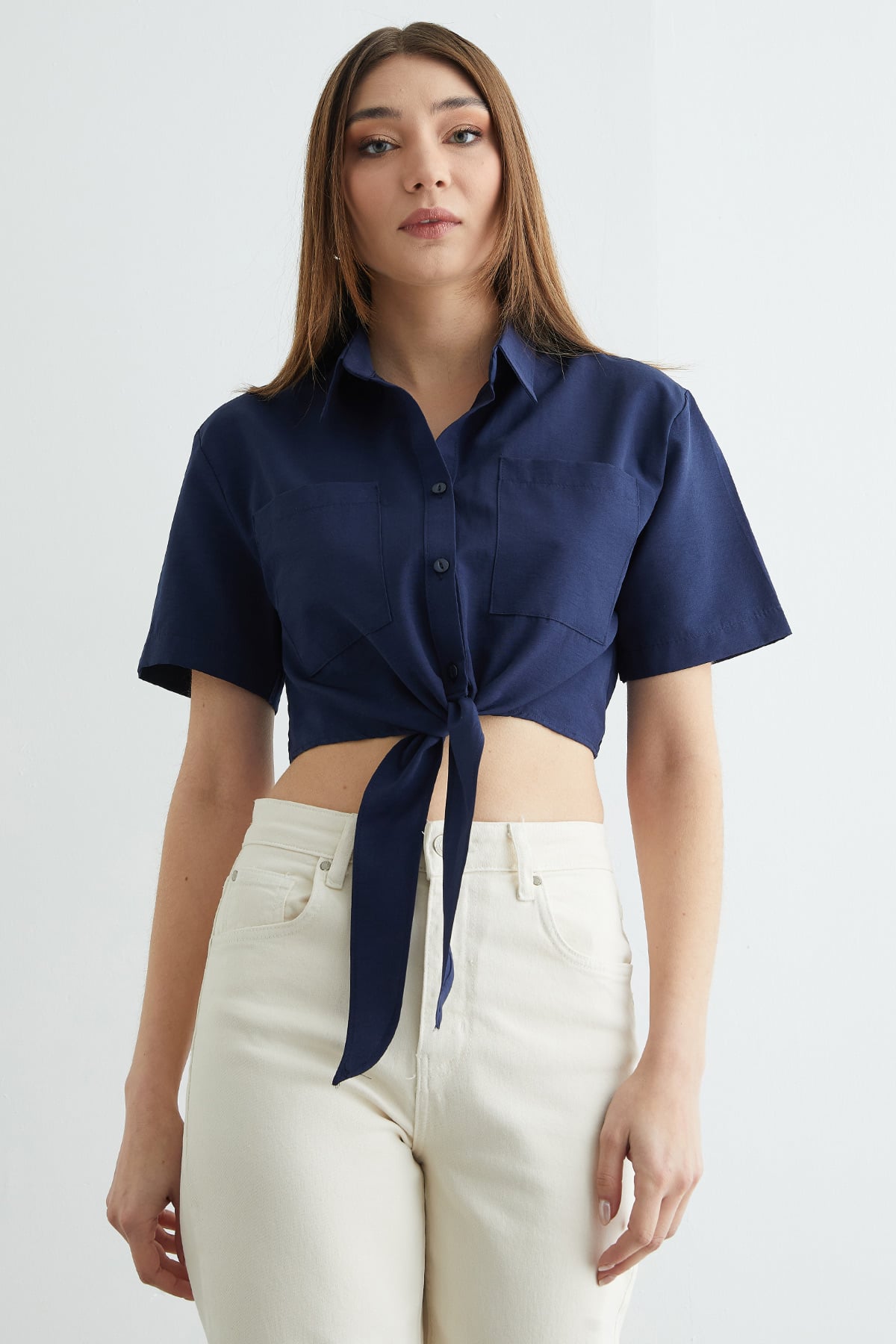Navy | Tie-front two-pocket crop shirt | قميص بربطة أمامية كحلي – Fullamoda Jordan