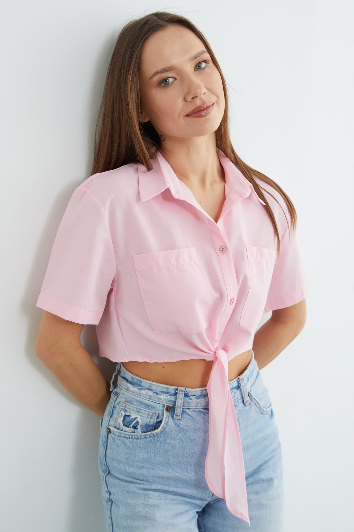 Pink | Tie-front two-pocket crop shirt | قميص بربطة أمامية وردي – Fullamoda Jordan