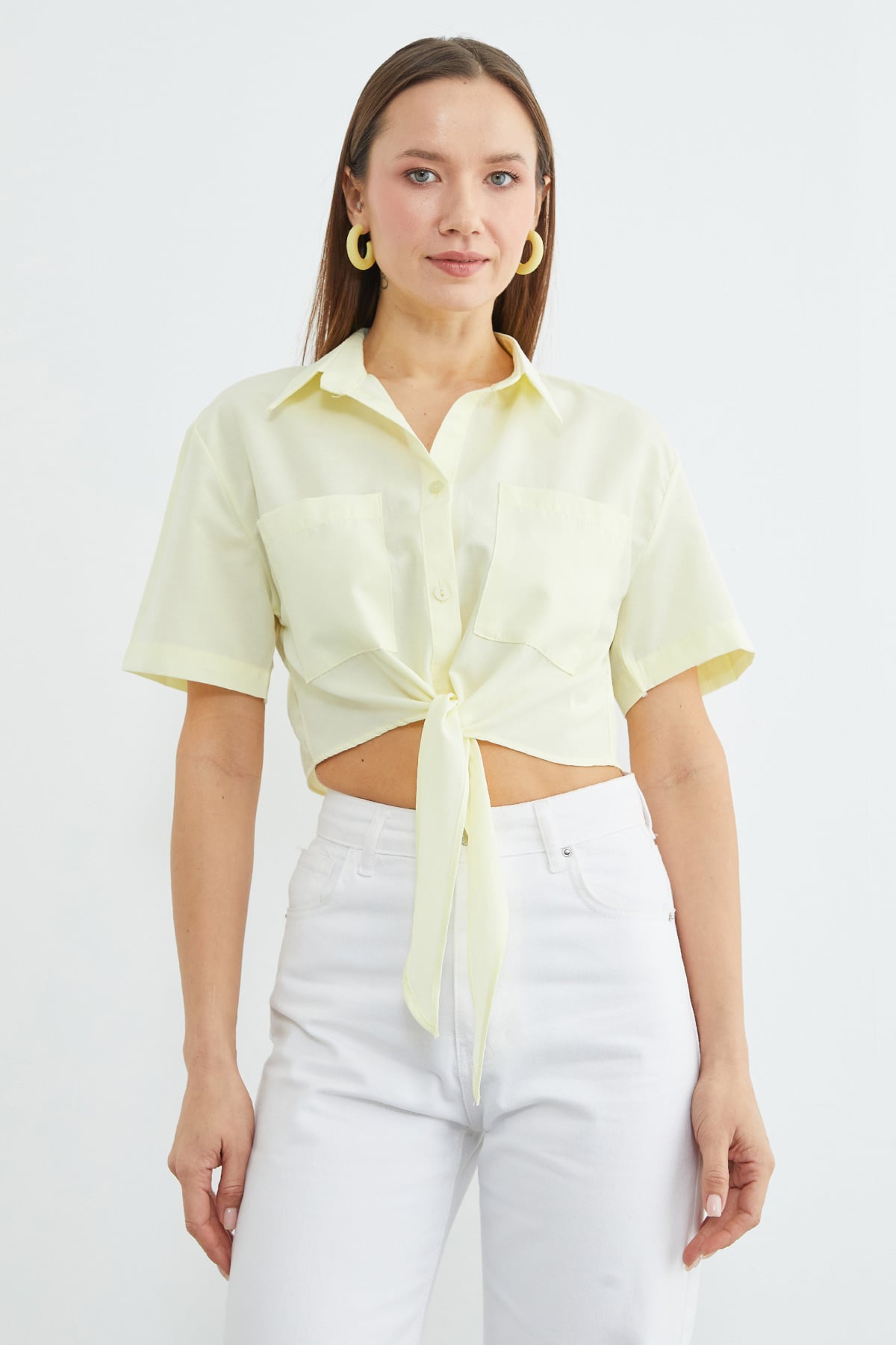 Yellow | Tie-front two-pocket crop shirt | قميص بربطة أمامية أصفر – Fullamoda Jordan