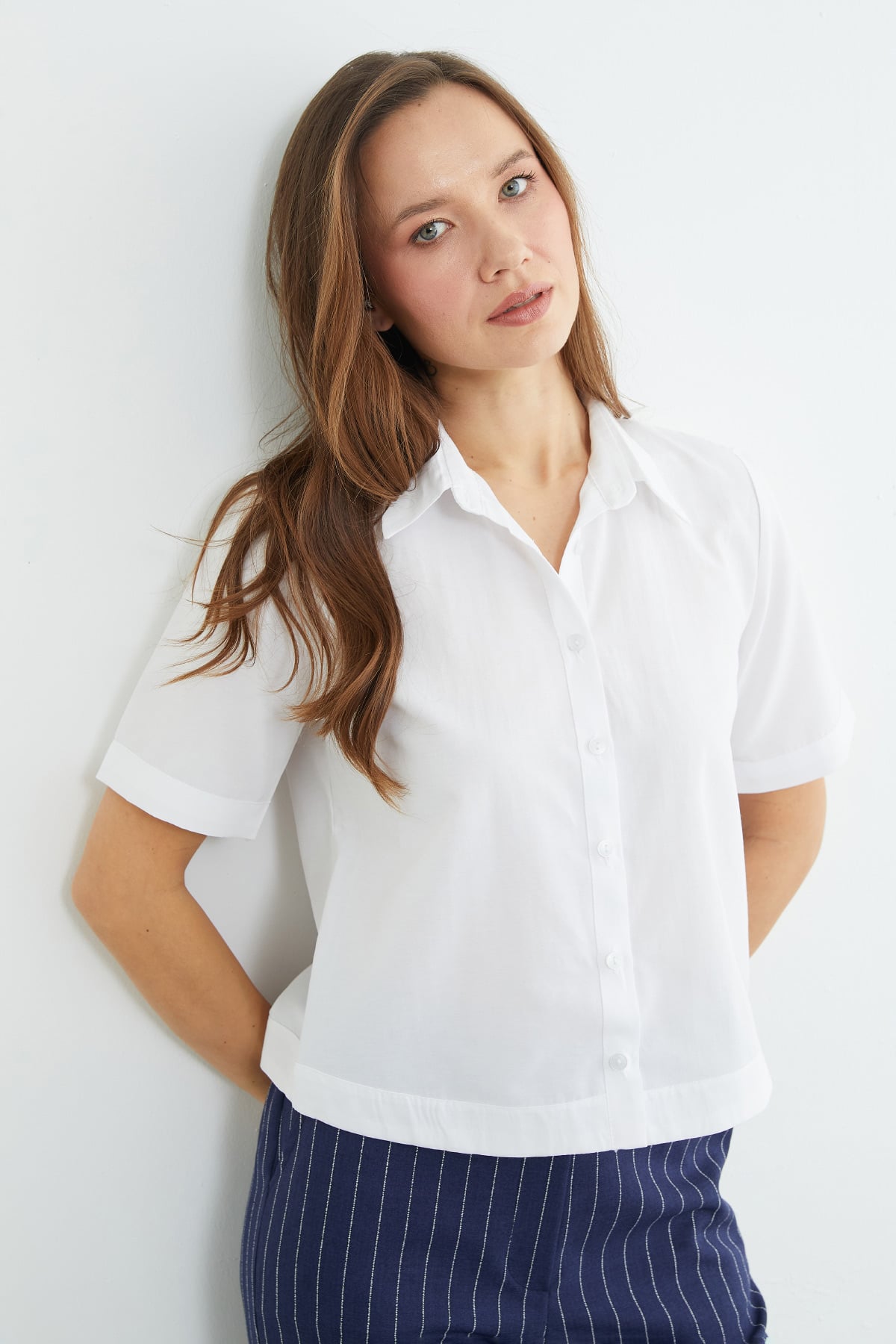 White | Short-sleeve button-up crop shirt | قميص بأكمام قصيرة أبيض – Fullamoda Jordan