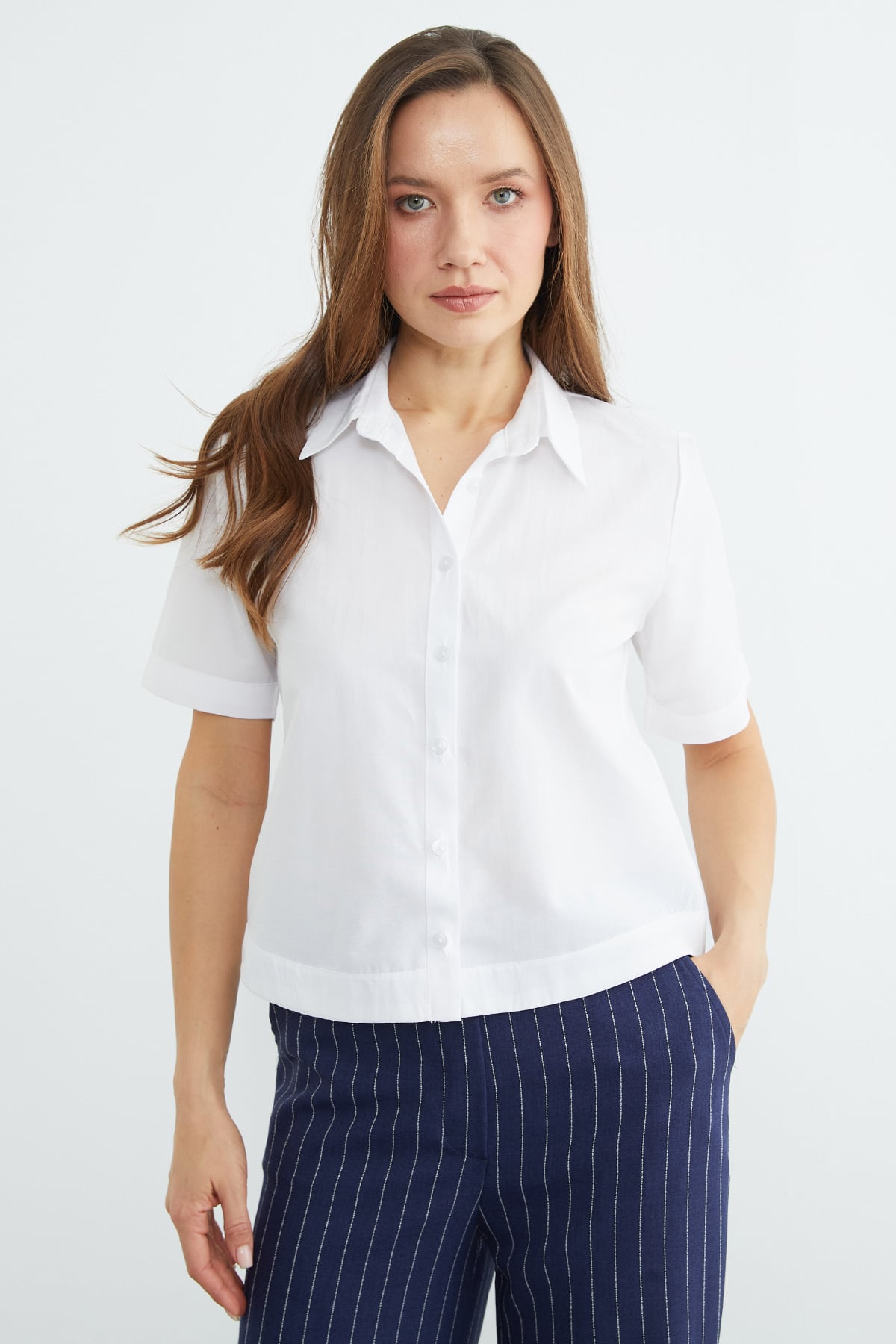 White short-sleeve shirt, second view | قميص أبيض – Fullamoda Jordan