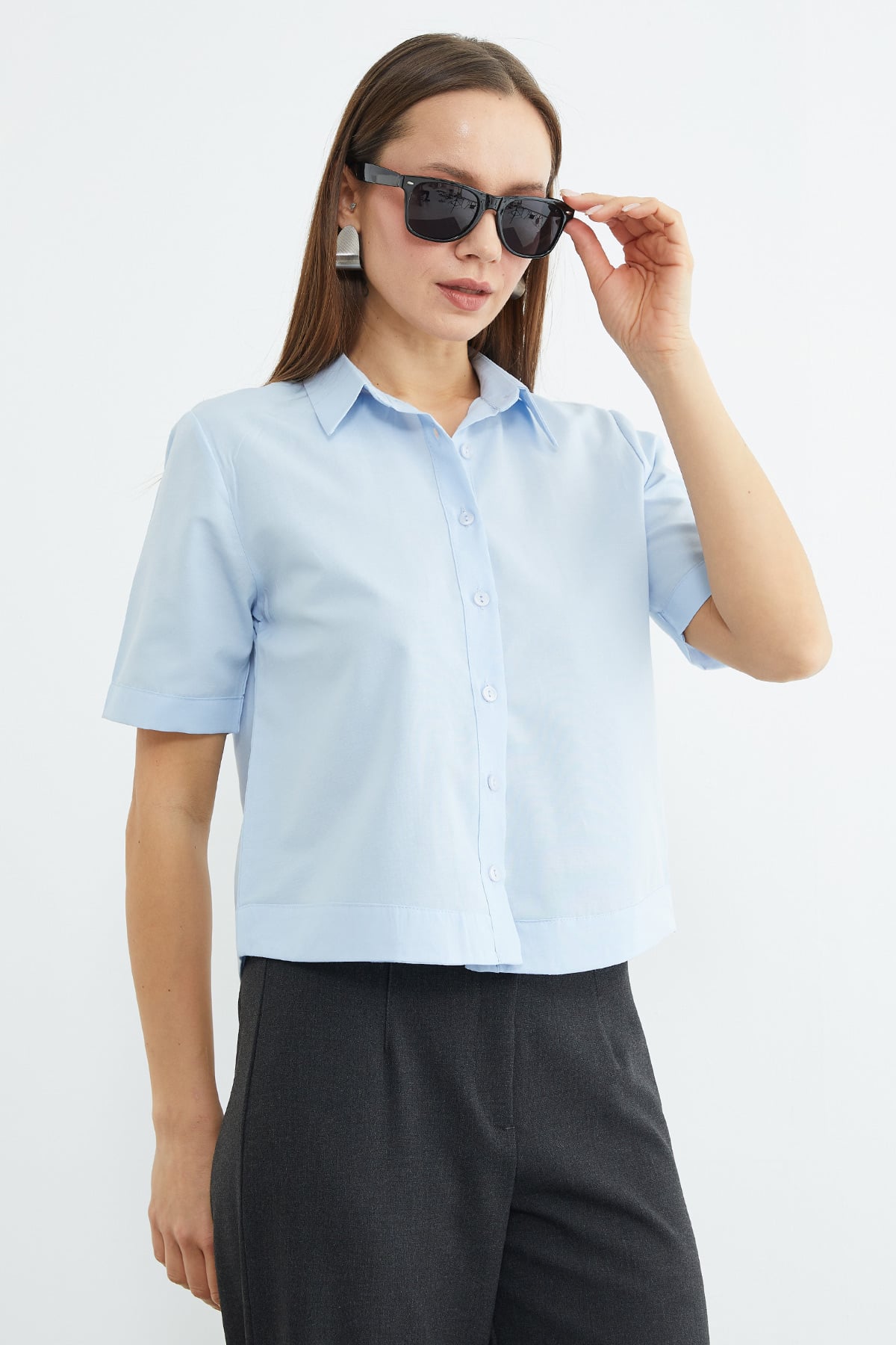 Light Blue | Short-sleeve button-up crop shirt | قميص بأكمام قصيرة أزرق فاتح – Fullamoda Jordan