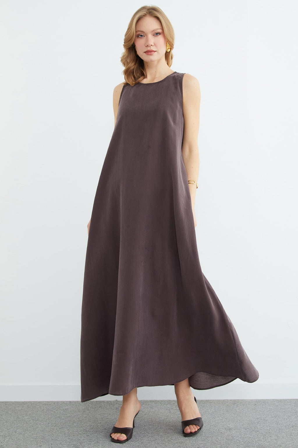 Brown | Sleeveless zip-back Tencel maxi dress | فستان طويل بدون أكمام بني – Fullamoda Jordan