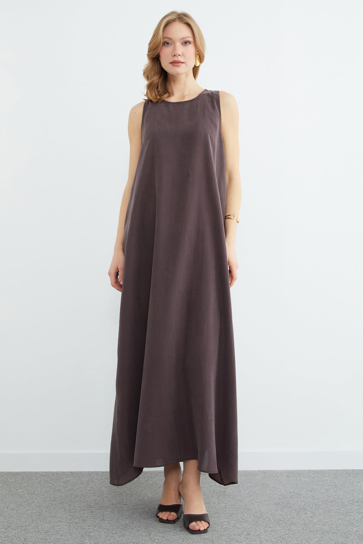 Brown sleeveless maxi dress, second view | فستان بني – Fullamoda Jordan