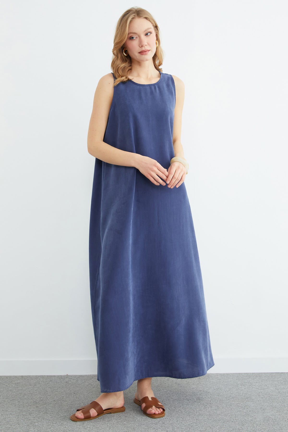 Navy sleeveless maxi dress, second view | فستان كحلي – Fullamoda Jordan