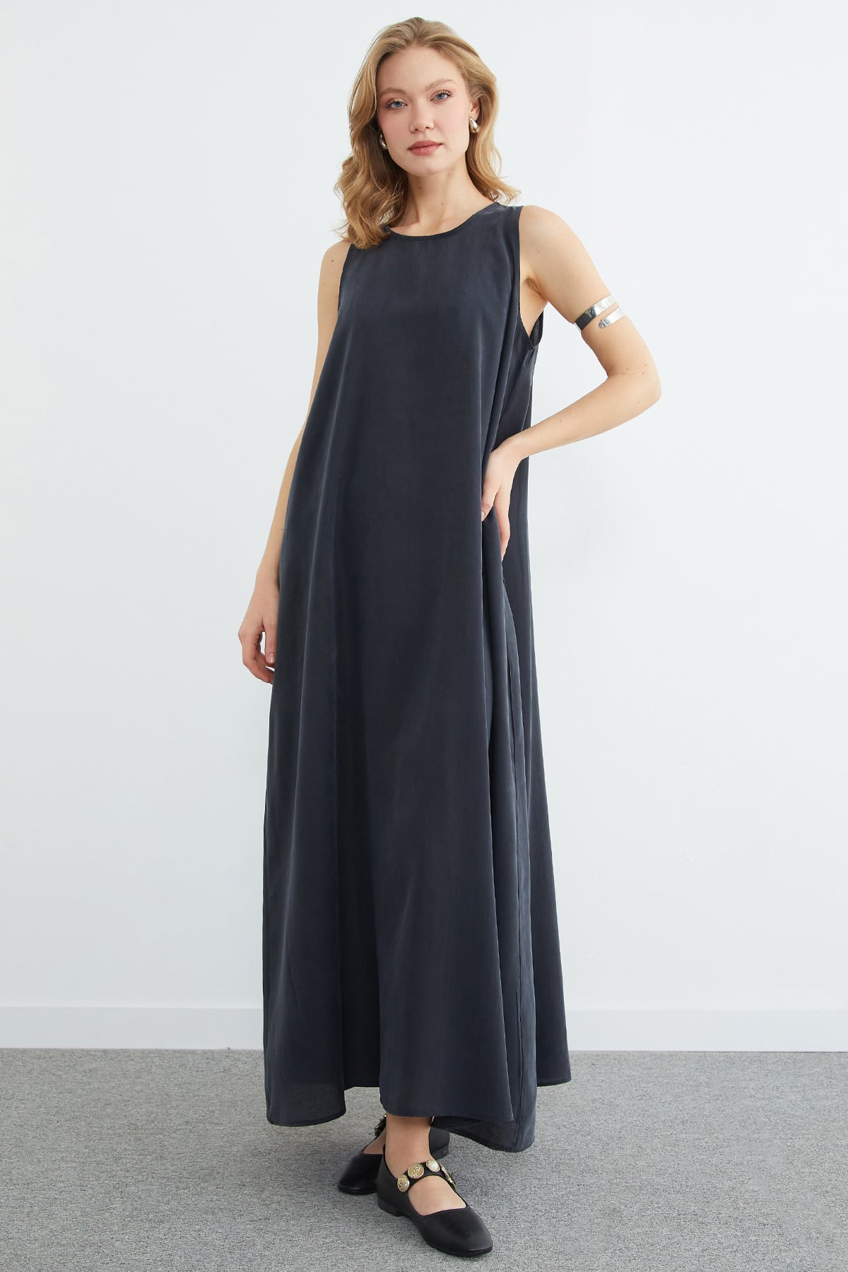 Smoke | Sleeveless zip-back Tencel maxi dress | فستان طويل بدون أكمام رمادي – Fullamoda Jordan
