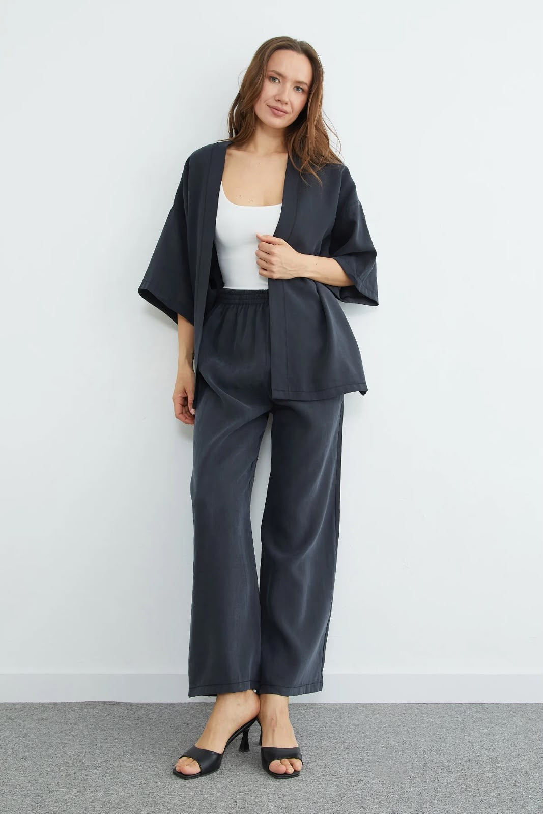 Tencel kimono cardigan and elastic-waist trouser two-piece set | طقم كارديغان وبنطلون – Fullamoda Jordan