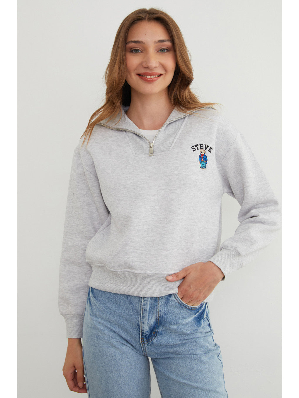 Teddy bear embroidered half-zip sweatshirt in grey melange, front | سويت شيرت نص سحاب مطرز بدبدوب – Fullamoda Jordan