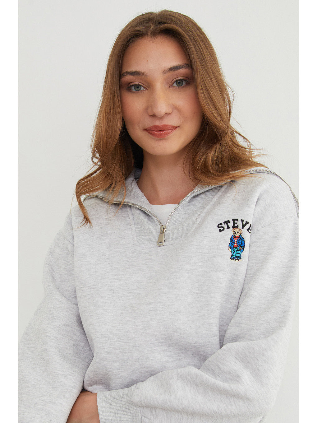 Teddy bear embroidered half-zip sweatshirt in grey melange, side view | سويت شيرت نص سحاب مطرز بدبدوب – Fullamoda Jordan