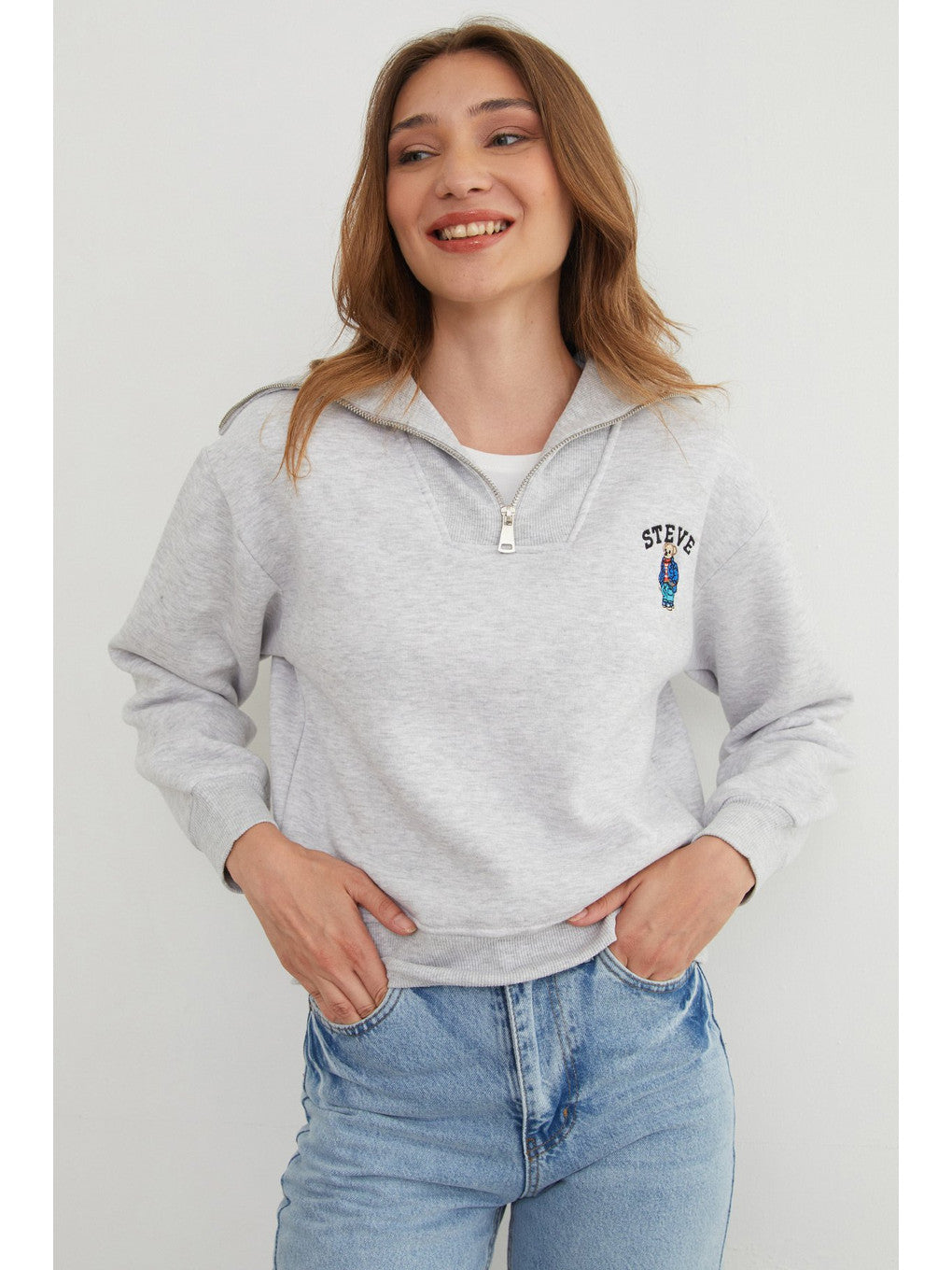 Teddy bear embroidered half-zip sweatshirt in grey melange, back view | سويت شيرت نص سحاب مطرز بدبدوب – Fullamoda Jordan