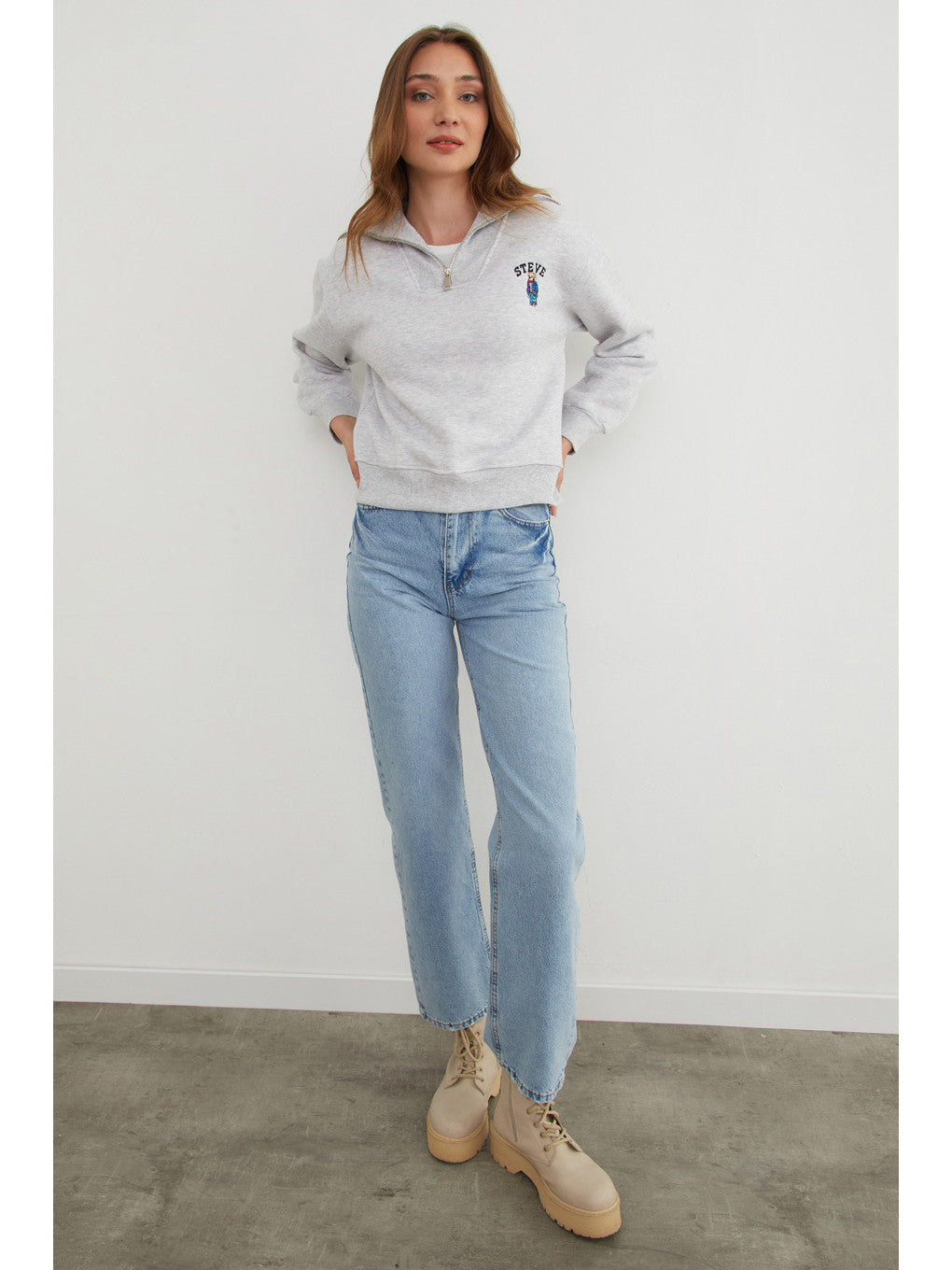 Teddy bear embroidered half-zip sweatshirt in grey melange, close-up | سويت شيرت نص سحاب مطرز بدبدوب – Fullamoda Jordan