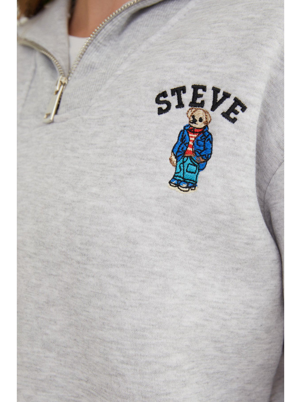 Teddy bear embroidered half-zip sweatshirt in grey melange, detail | سويت شيرت نص سحاب مطرز بدبدوب – Fullamoda Jordan