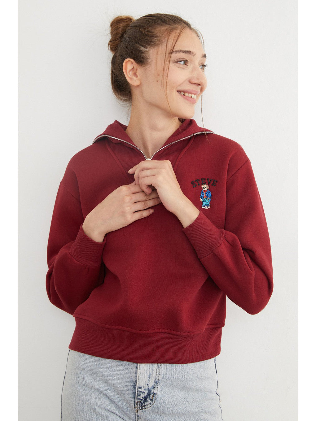 Teddy bear embroidered half-zip sweatshirt in burgundy, front | سويت شيرت نص سحاب مطرز بدبدوب – Fullamoda Jordan