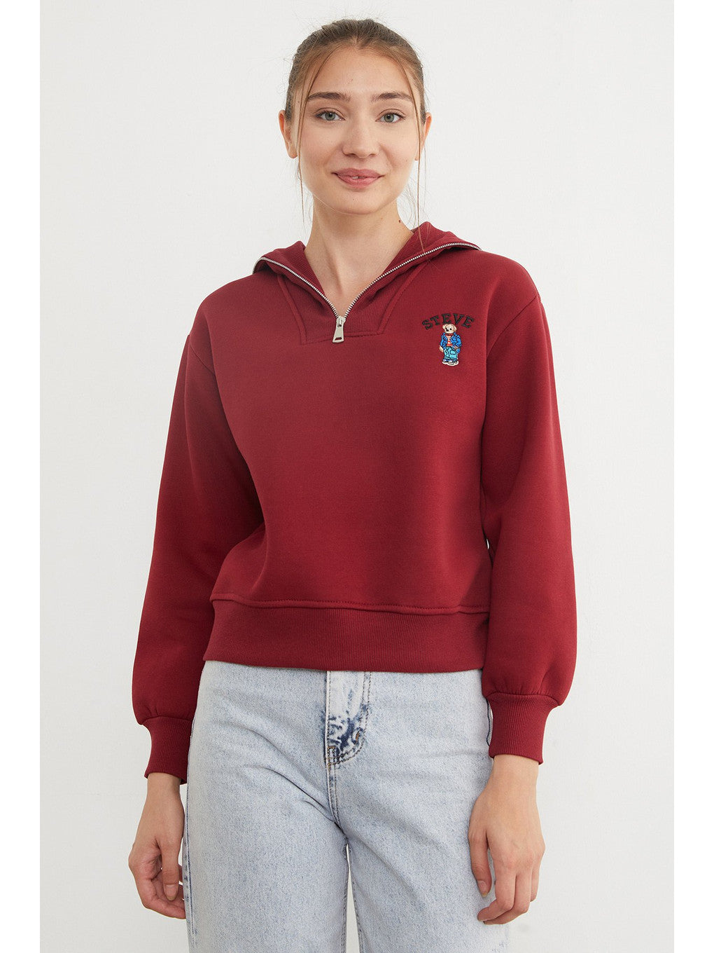 Teddy bear embroidered half-zip sweatshirt in burgundy, side view | سويت شيرت نص سحاب مطرز بدبدوب – Fullamoda Jordan