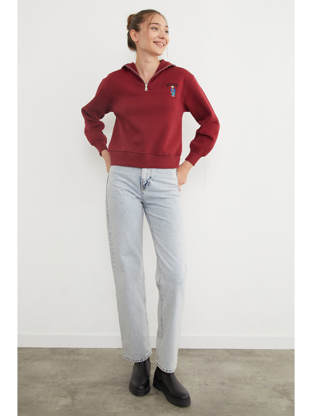 Teddy bear embroidered half-zip sweatshirt in burgundy, back view | سويت شيرت نص سحاب مطرز بدبدوب – Fullamoda Jordan