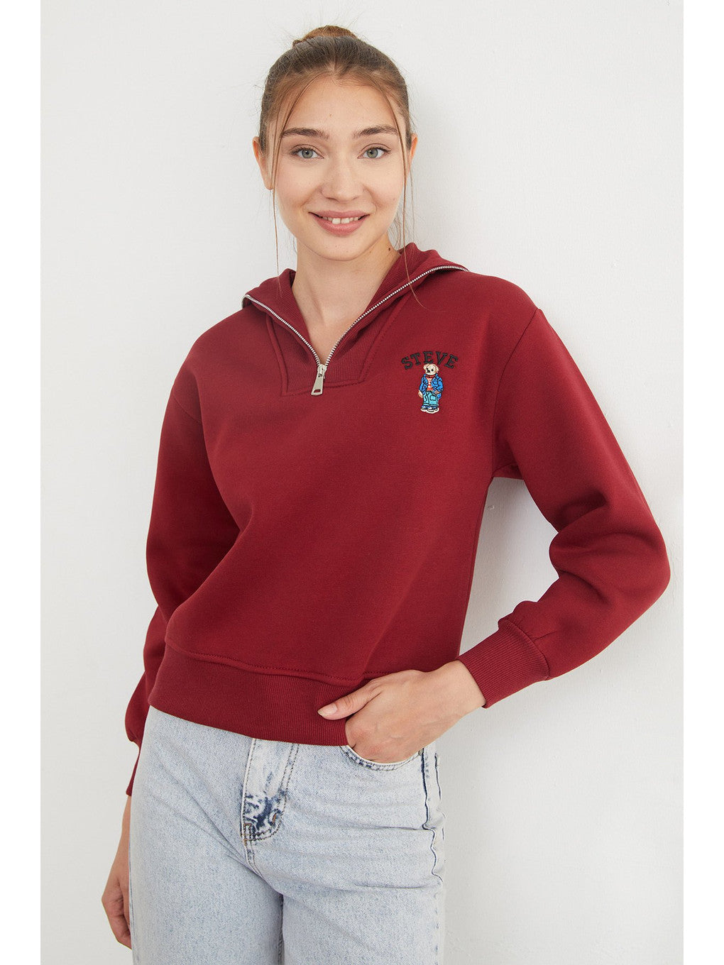 Teddy bear embroidered half-zip sweatshirt in burgundy, close-up | سويت شيرت نص سحاب مطرز بدبدوب – Fullamoda Jordan