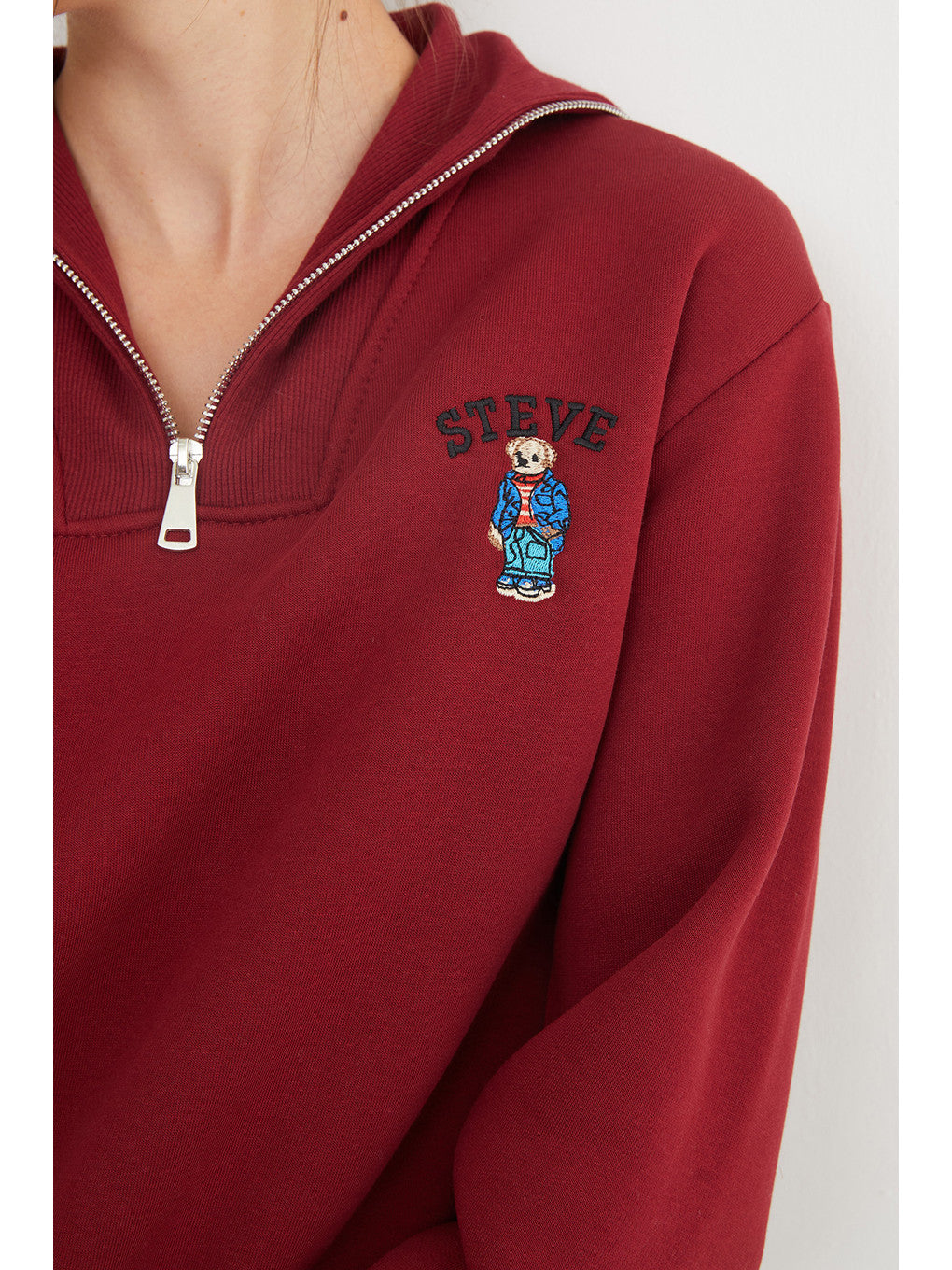 Teddy bear embroidered half-zip sweatshirt in burgundy, detail | سويت شيرت نص سحاب مطرز بدبدوب – Fullamoda Jordan