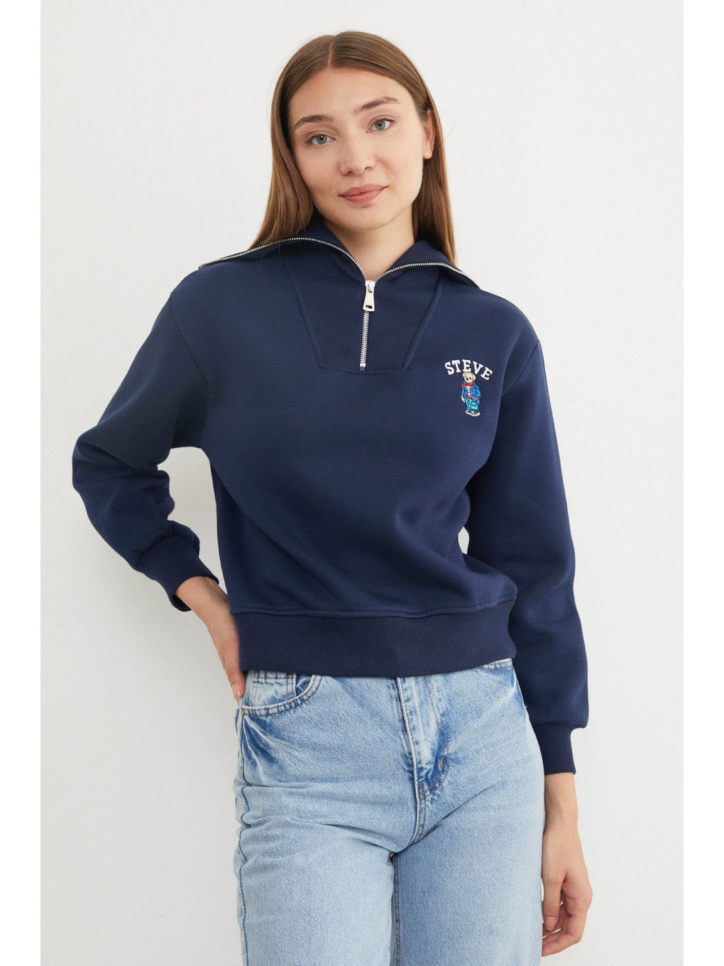 Teddy bear embroidered half-zip sweatshirt in navy, front | سويت شيرت نص سحاب مطرز بدبدوب – Fullamoda Jordan