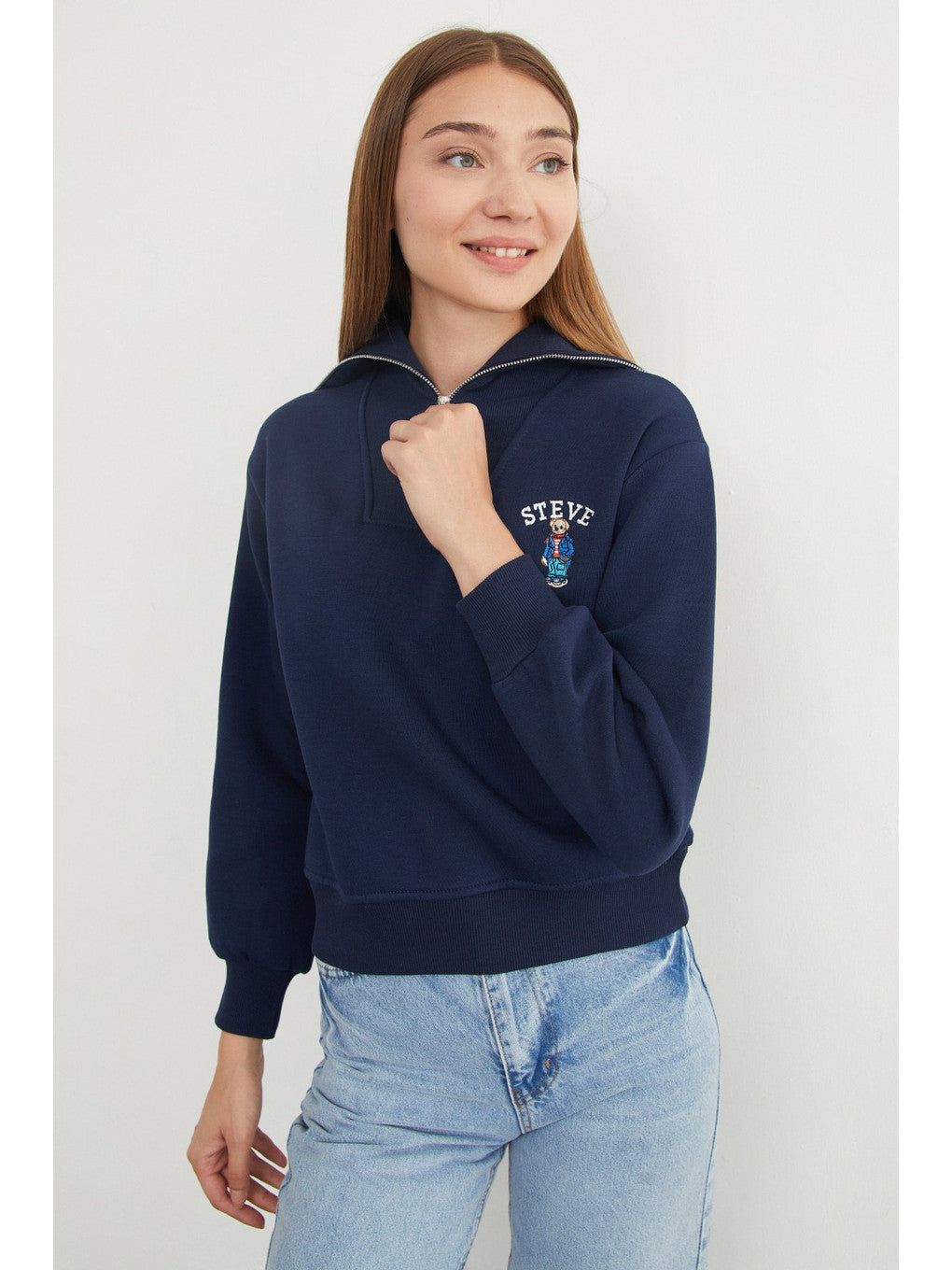 Teddy bear embroidered half-zip sweatshirt in navy, close-up | سويت شيرت نص سحاب مطرز بدبدوب – Fullamoda Jordan