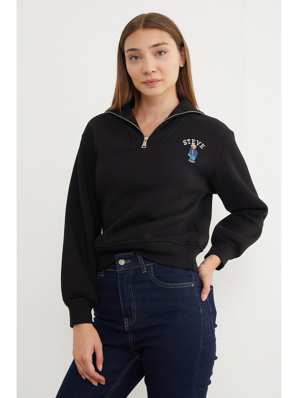 Teddy bear embroidered half-zip sweatshirt in black, front | سويت شيرت نص سحاب مطرز بدبدوب – Fullamoda Jordan