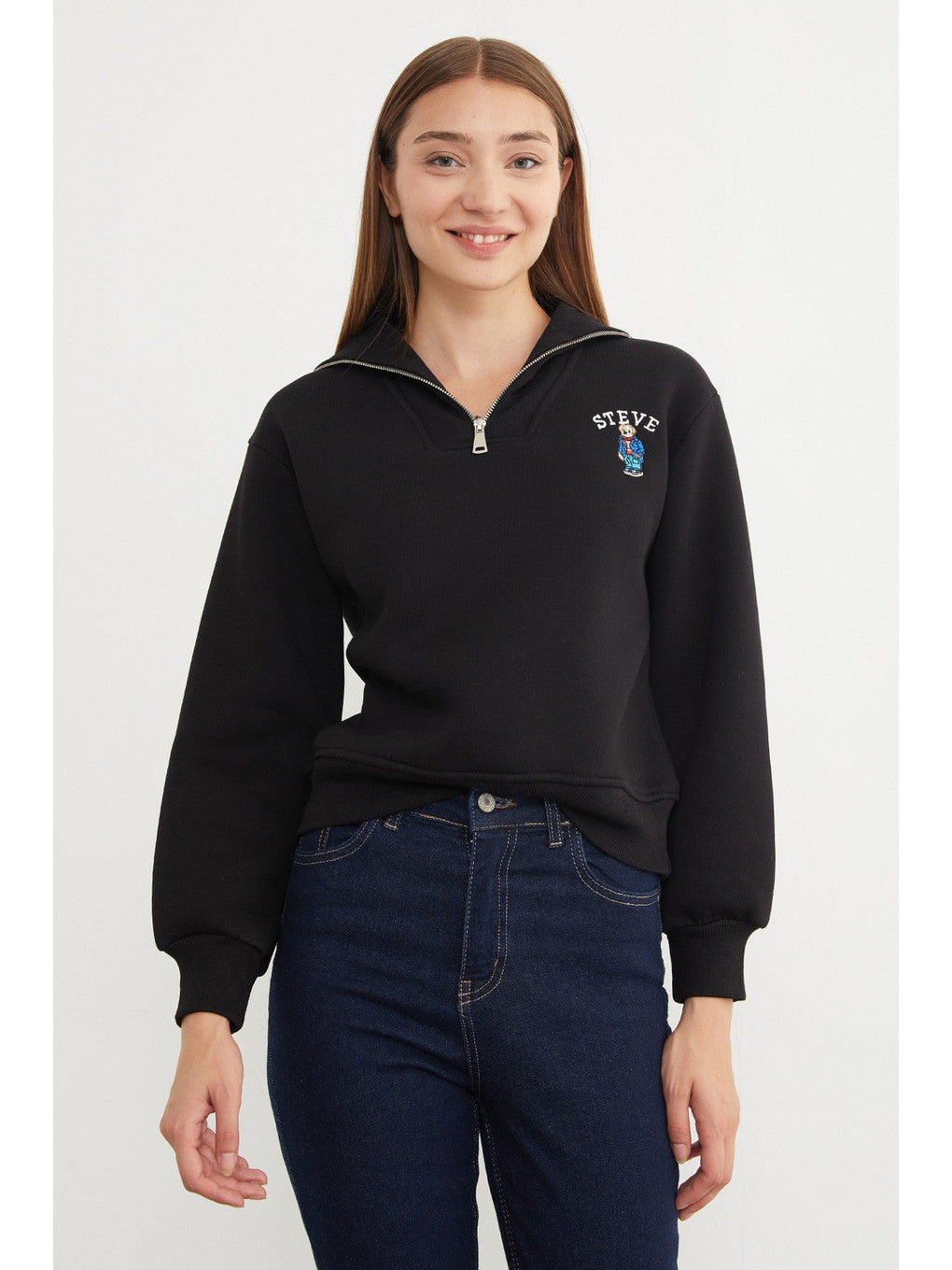 Teddy bear embroidered half-zip sweatshirt in black, side view | سويت شيرت نص سحاب مطرز بدبدوب – Fullamoda Jordan