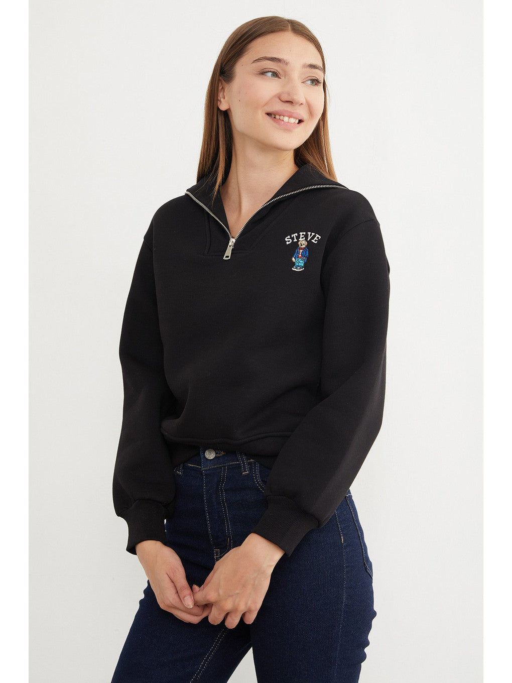 Teddy bear embroidered half-zip sweatshirt in black, back view | سويت شيرت نص سحاب مطرز بدبدوب – Fullamoda Jordan
