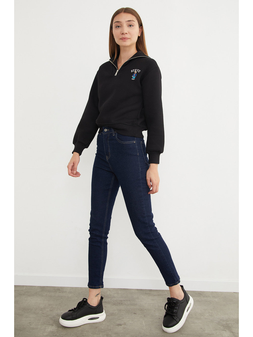 Teddy bear embroidered half-zip sweatshirt in black, close-up | سويت شيرت نص سحاب مطرز بدبدوب – Fullamoda Jordan