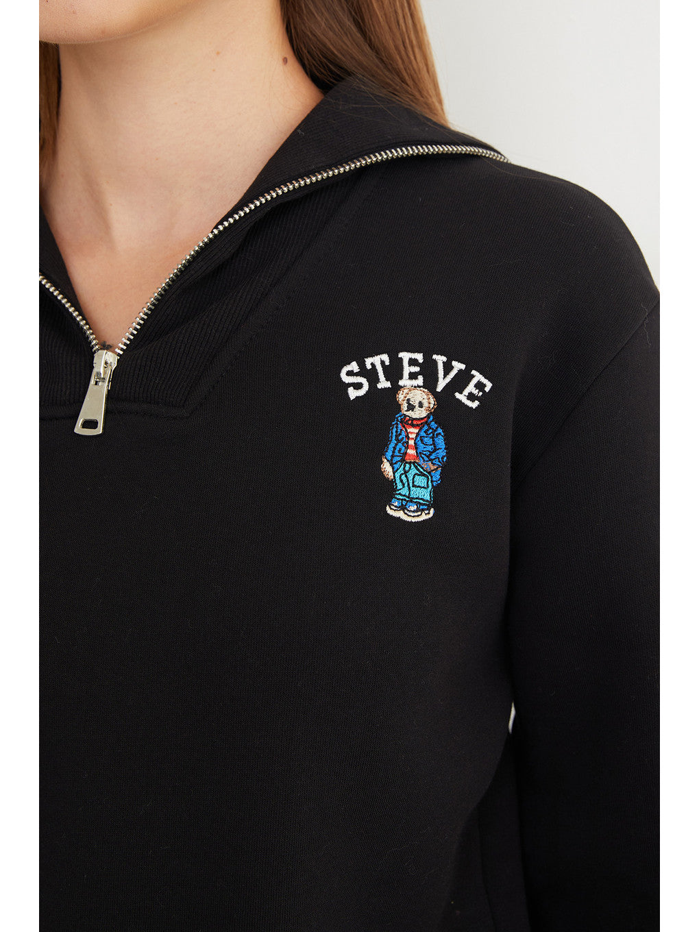Teddy bear embroidered half-zip sweatshirt in black, detail | سويت شيرت نص سحاب مطرز بدبدوب – Fullamoda Jordan